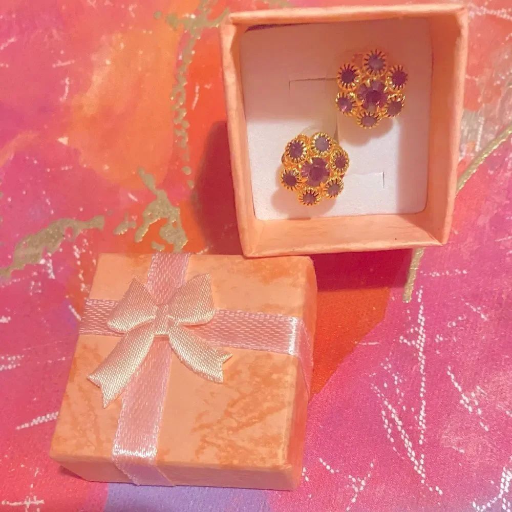 🛍️Swarovski women’s crystal Pierced  square earrings goldtone ideal gift 🎁